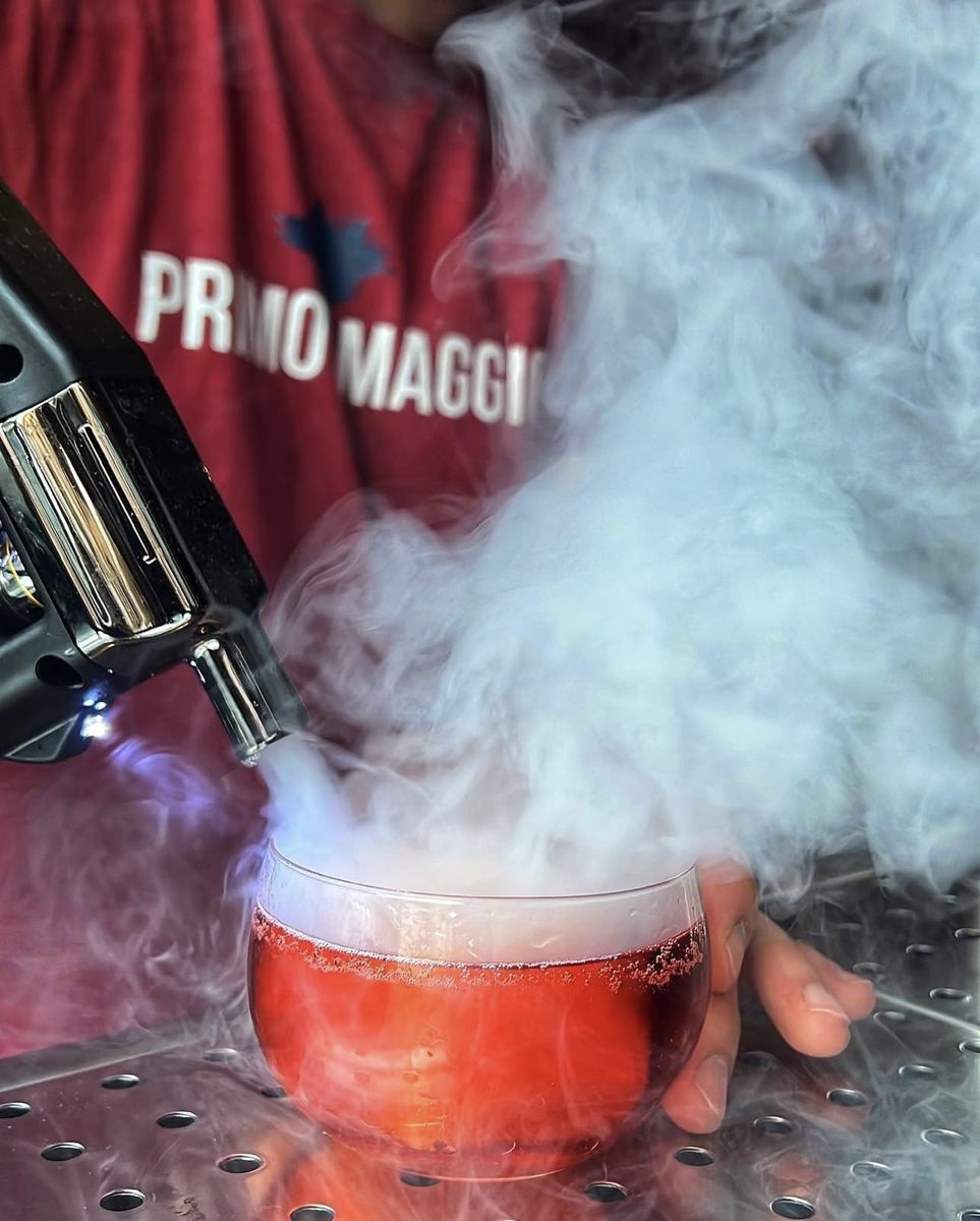 Un cocktail affumicato servito al bancone del Primo Maggio
